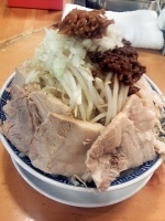 「うま辛+小豚（野菜増し）￥930」@山勝角ふじ 新松戸店の写真