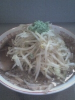 「豚ダブル（野菜・ニンニク）￥800」@ラーメン 虎ノ門店の写真