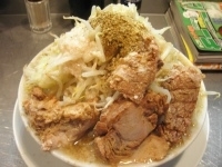 「ラーメン600円（野菜多め脂多め味濃いめ）豚120円魚粉50円」@らーめん大 蒲田店の写真