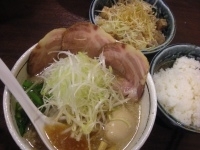 「旬らーめん（こってり）950円らいす150円ちゃーしゅー丼350」@麺屋 旬の写真