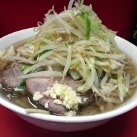 「小（麺半分・硬め・薄め・ヤサイ・ニンニク少なめ）￥650」@ラーメン二郎 神田神保町店の写真