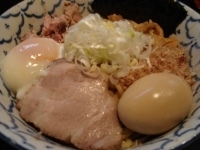 「温玉油そば+燻玉+ライス」@兎に角 松戸店の写真