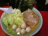 「ラーメン（醤油）+キャベツ+うずら」@横浜家系ラーメン 立川 壱七家の写真