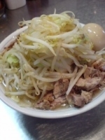 「らーめん（アブラ多め、野菜多め、味濃い目、にんにく少な目）+こま」@らーめん大 本郷店の写真