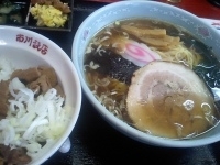 「もつ丼セット（ラーメン+半もつ丼）1000円」@市川飯店の写真