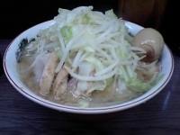 「小豚、野菜増+ニンニクちょっと、味付け玉子（700円+80円）」@ラーメン二郎 横浜関内店の写真