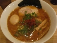 「辛みそらぁめん（太麺）+味付煮卵（クーポン）」@らぁめん  丸の写真