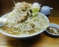「ラーメン（にんにく増し、野菜増し、にんにくだれ）」@ラーメン富士丸 板橋南町店の写真