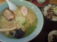 「焼豚丼セット(和風ラーメン+焼き豚丼+御新香)880円」@本格手打ちらーめん 竜馬の写真