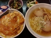 「醤油ラーメン+カツ丼」@梅の家の写真