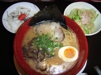 「昼のランチ （博多ラーメン 小めんたい丼 ツナサラダ） 味玉トッ」@俺ん家の写真