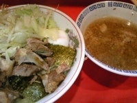 「豚卵入りザルらーめん」@ラーメン二郎 府中店の写真