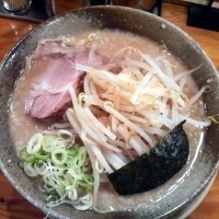 「らーめん￥600・大盛り￥100・トッピングもやし￥50」@らあ麺 やったる 新宿店の写真