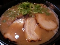 「とんこつラーメン（細麺）+替え玉」@羽釜屋 本店の写真