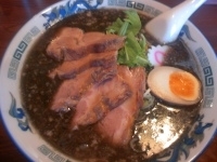 「黒まるちゃ〜しゅ〜麺（コッテリ） ￥980」@食楽 笑麺の写真