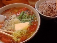 「とまとらーめん+黒豆ご飯 890円+160円=1050円」@麺ぽーかろぅの写真