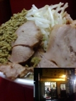 「小ブタ+ふりふりカレーダブル（ヤサイマシマシニンニクマシマシ）8」@ラーメン二郎 上野毛店の写真