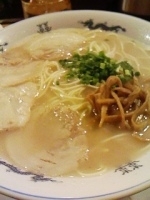 「らーめん（麺硬め）800円+おにぎり（サービス）」@愛宕六助の写真