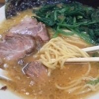 「ラーメン（麺硬め）+大盛+のり+ほうれんそう+半ライス」@らーめん 㐂輪の写真