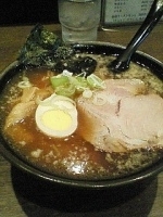 「コテ醤油らーめん（630円）・半ライス（平日昼間サービス）」@らーめんトウマの写真