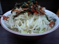 「小ヤサイマシマシ+ニンニクちょっと、ニラキムチ（600円+80円」@ラーメン二郎 横浜関内店の写真