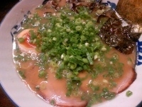 「屋台豚骨らぁ麺¥700 おススメの青ネギトッピング¥100」@麺処 マトヤの写真