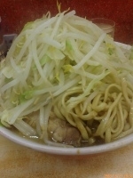 「小ブタ 麺カタメ（ヤサイトリプルニンニクダブル） 800円」@ラーメン二郎 品川店の写真