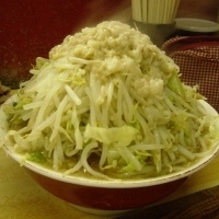 「普通盛 小ラーメン 700円（ヤサイタワー・ニンニク・カラメ・ア」@ラーメン二郎 品川店の写真