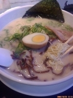 「ラーメン（麺カタ）+替え玉（カタメ/店頭クーポン無料）500円」@博多天神 お茶の水店の写真