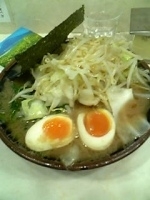 「キャベ玉らーめん（850円）」@神田ラーメン わいず 神田本店の写真