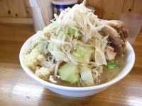 「チャーシュー麺800円（ニンニク・カラメ）+ヤサイ増し100円」@らーめん松信の写真