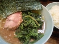 「ラーメン並（麺硬め、味濃いめ）+ホウレン草（ライス無料）600円」@横浜ラーメン 裏武蔵家 西千葉本店の写真