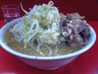 「豚入ラーメン（ニンニク+ヤサイ）」@ラーメン二郎 松戸駅前店の写真