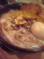 「豚骨醤油ラーメン+味玉」@麺屋 空海 ヴィーナスフォート店の写真