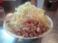 「ラーメン+細切れ豚+煮卵（600円+70円+70円） 野菜多め」@らーめん大 本郷店の写真