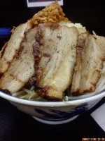 「小豚角ふじラーメン中盛+ヤサイマシ 850円」@優勝軒 柏店の写真