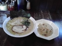 「熟成豚骨醤油ラーメン+ランチチャーハン」@ラーメン本舗。の写真