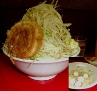 「たま小豚入り（麺まし、ニンニク、ヤサイテンコ盛り）+巻きチャー+」@蓮爾 登戸店の写真