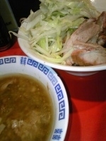 「ザルラーメン豚玉子入り大盛り（カラメアブラ）」@ラーメン二郎 府中店の写真