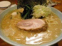 「とんこつ醤油らーめん 中盛り」@横浜ラーメン とんこつ家 平須店の写真