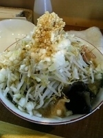 「らーめん大盛（無料）ヤサイとニンニクマシマシ・玉ねぎ」@らーめん ぽっぽっ屋 水道橋店の写真