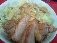 「汁なし（全マシ・魚粉）+豚+生卵（600円+100円+50円）」@ラーメン二郎 環七一之江店の写真