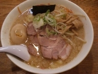 「やさいラーメン+味付け玉子」@野方ホープ 原宿店の写真