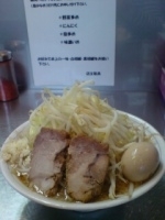 「らーめん（野菜,にんにく,脂増し）+味玉」@らーめん大 本郷店の写真