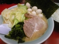 「醤油ラーメン キャベツ うずら 麺固め」@横浜家系ラーメン 立川 壱七家の写真