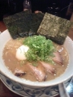 「醤油ラーメン全部載せ（太麺）」@麺や 壱宗 京急蒲田店の写真