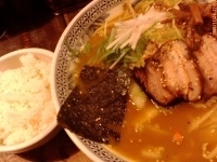 「とんこくカレーラーメン厚切りチャーシュー入り+白飯（ランチサービ」@元祖竹炭らーめん はと車の写真