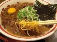 「肉入りラーメン850円+生卵（サービス）」@徳島ラーメン ほんまやの写真
