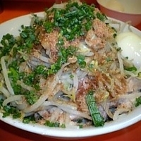 「油そば醤油味（アブラ以外全部増し、魚粉） 750円+麺増し 50」@ちばからの写真