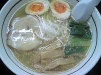 「塩煮玉子らーめん」@ラーメン駿河の写真